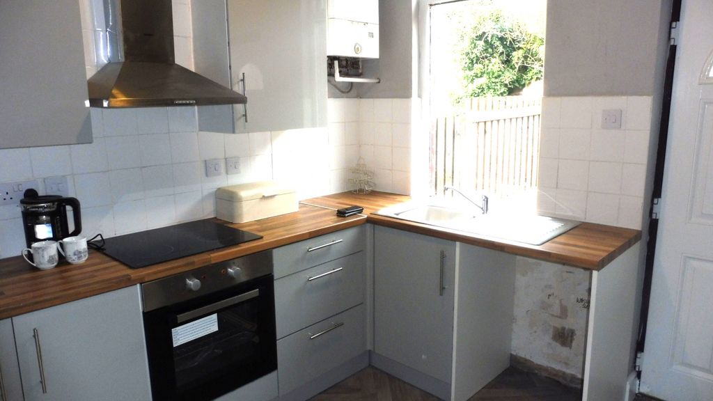 Property photo 2 of 12 Kitchen