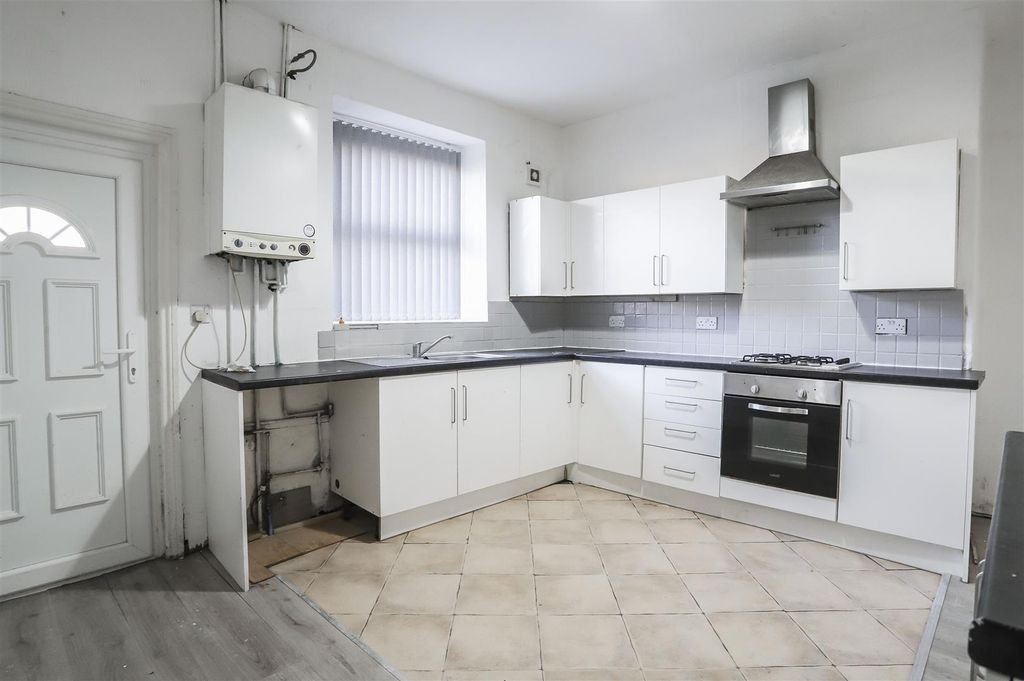 2 bed terraced house for sale Longshoot