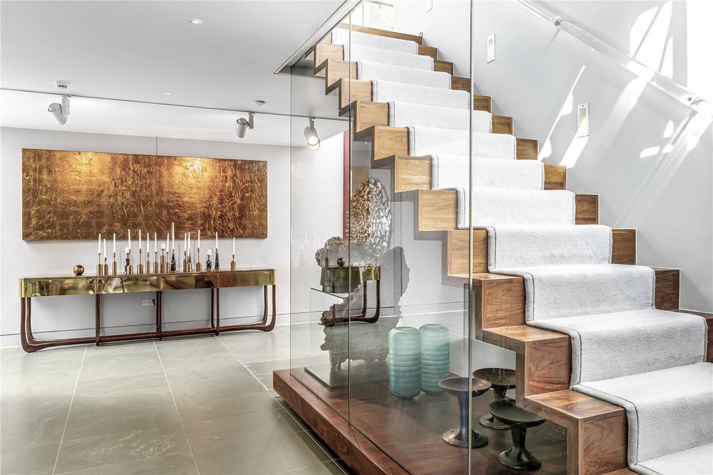 Property photo 3 of 19 Hallway