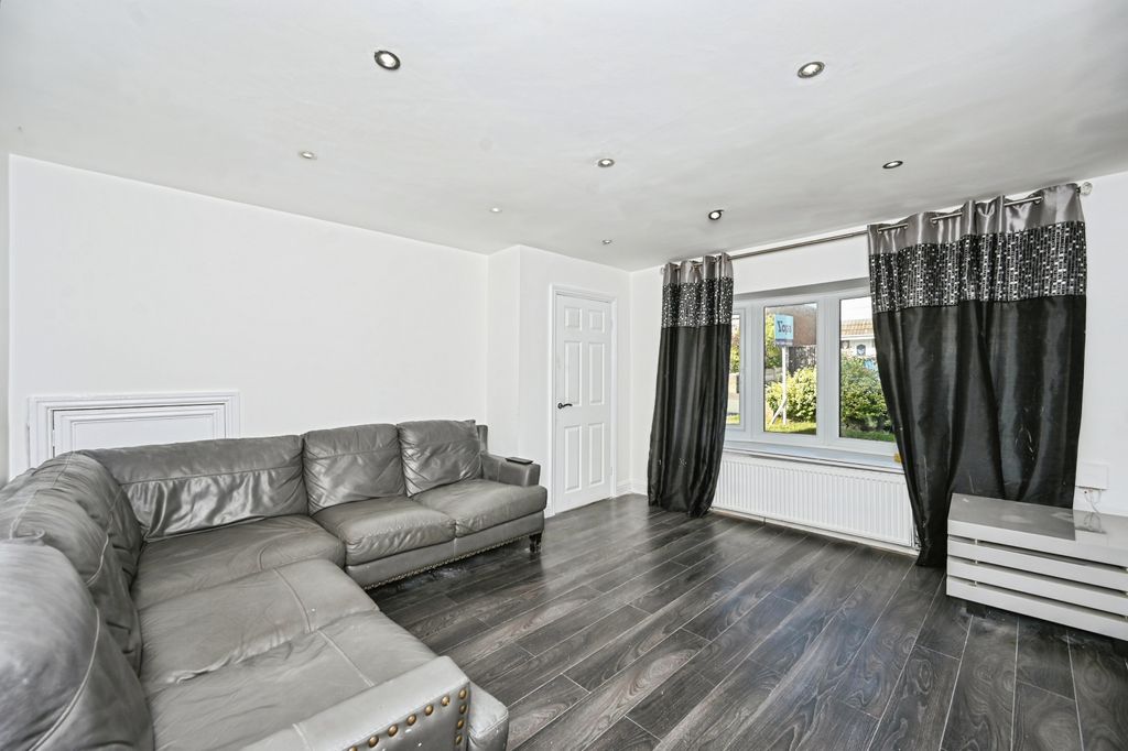 Property photo 3 of 19 Lounge
