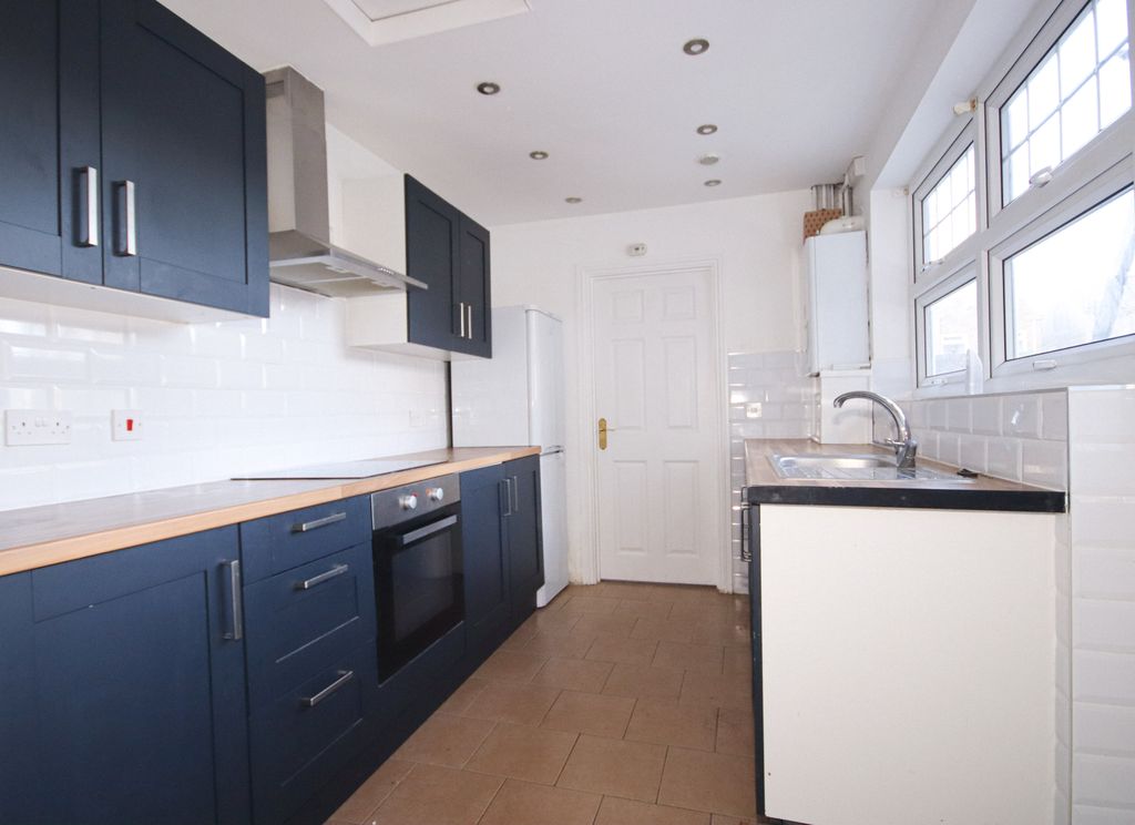 Property photo 1 of 10 4 Bedroom Home In Town Centre Location