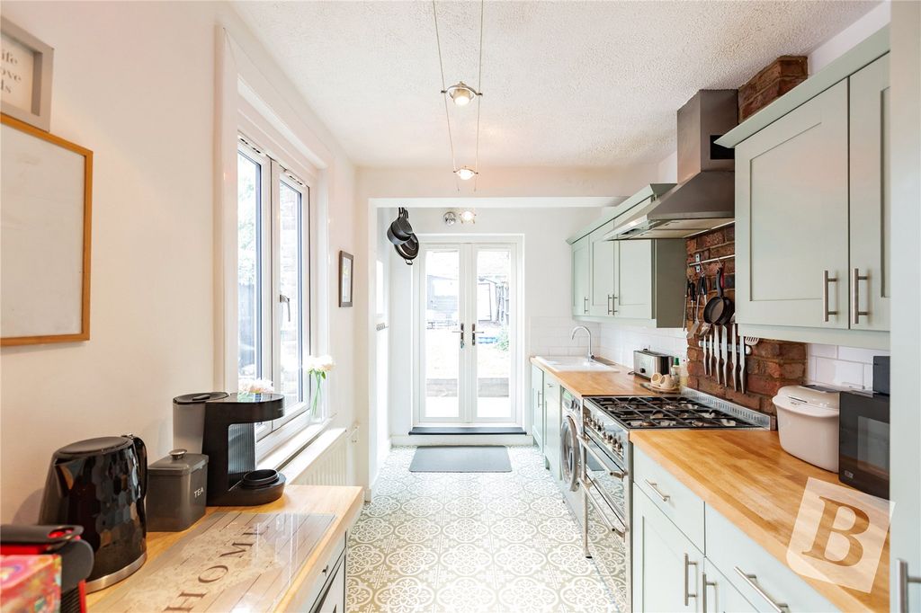 Property photo 3 of 11 Kitchen