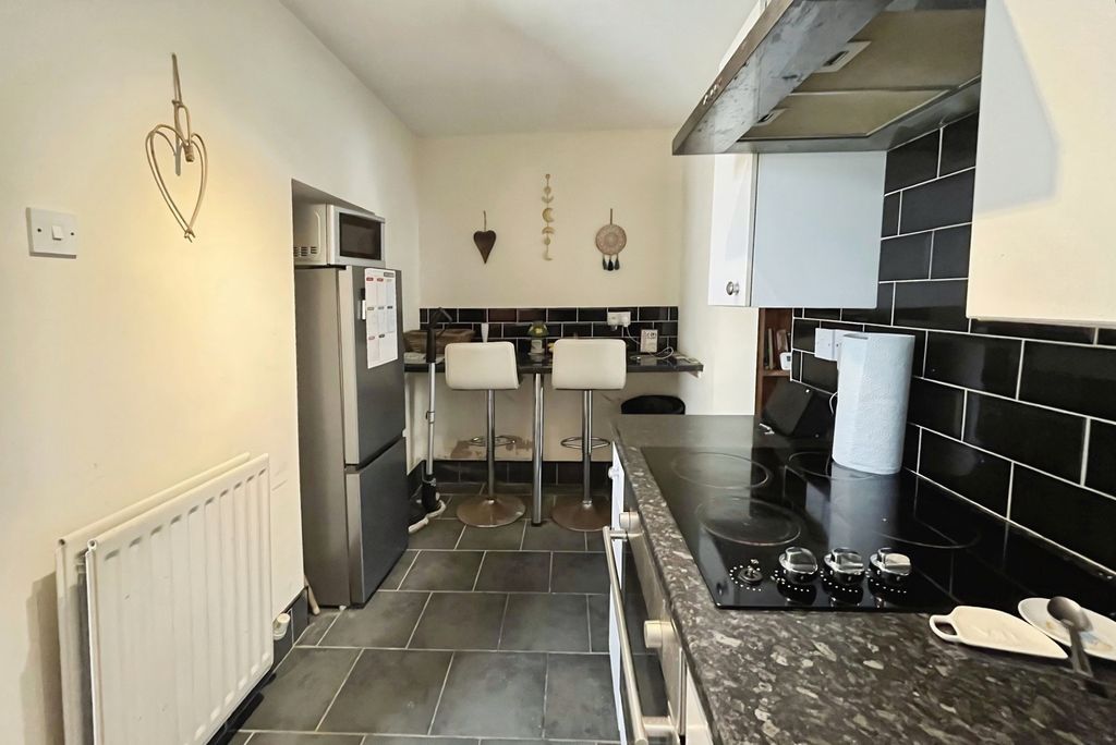 Property photo 3 of 8 Kitchen