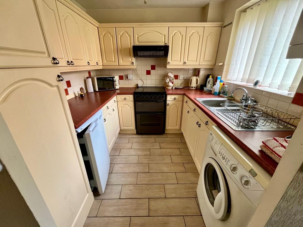 Property photo 2 of 11 Kitchen