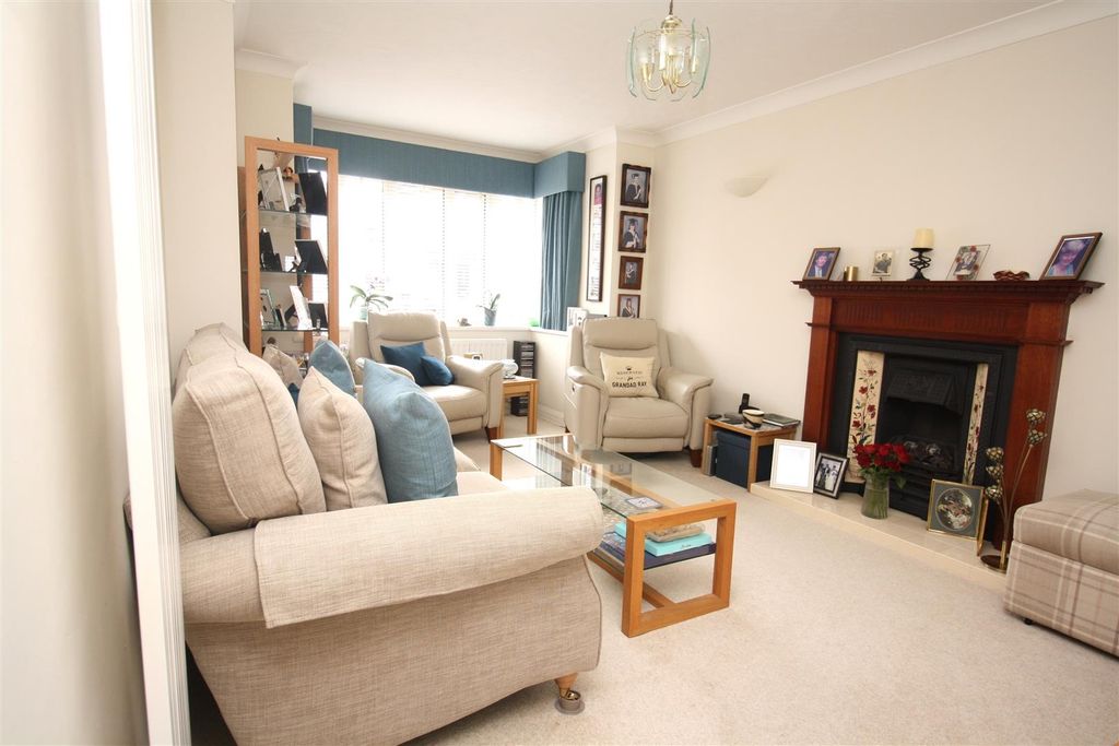 Property photo 2 of 23 Lounge