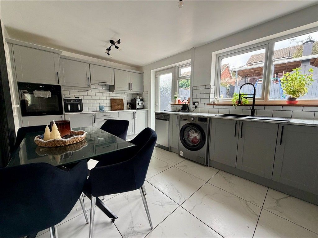 Property photo 3 of 8 Kitchen