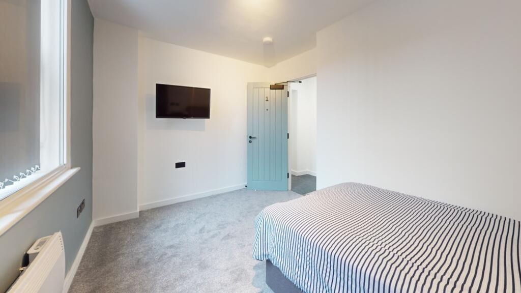 Property photo 3 of 11 A Well-Maintained Double Bedroom Featuring A Cozy ...