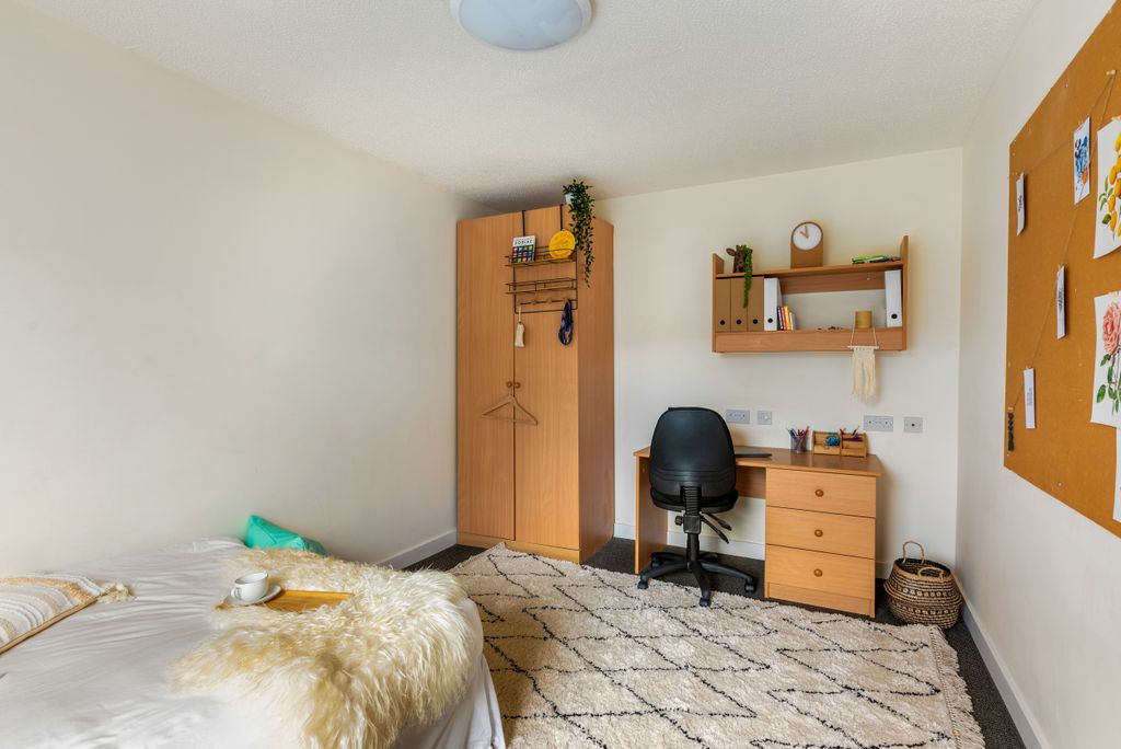 Property photo 1 of 15 4 Bed Shared House Classic Room.Jpg