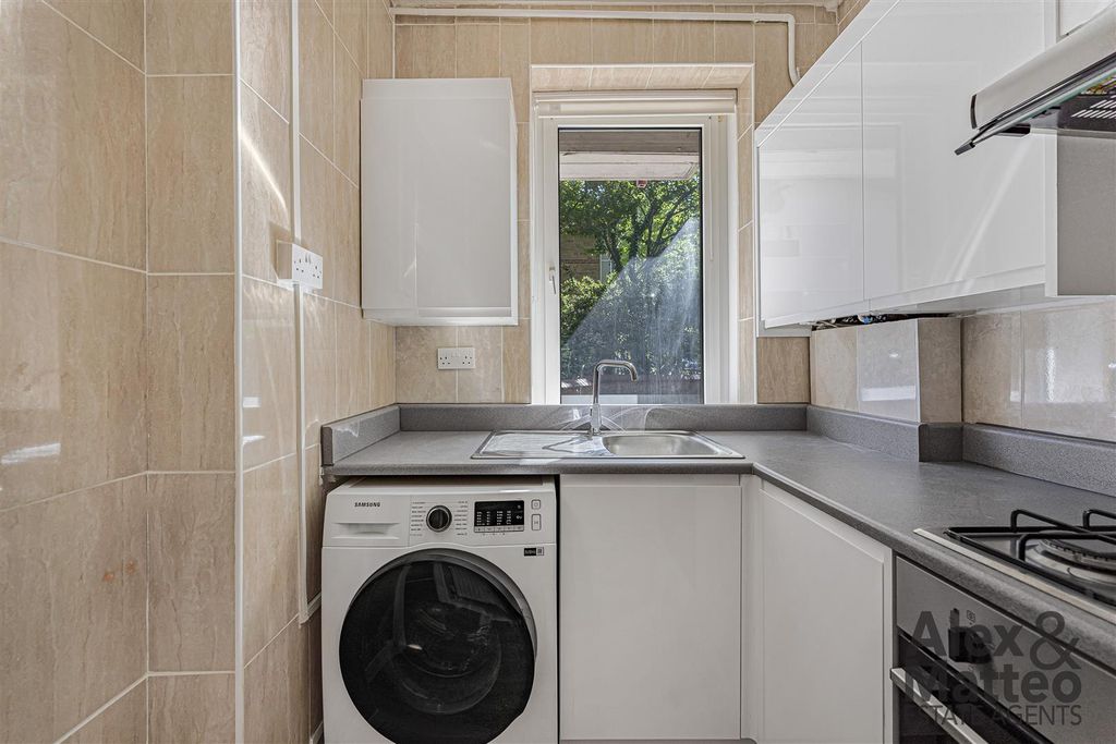 Property photo 3 of 28 Cranbourne House