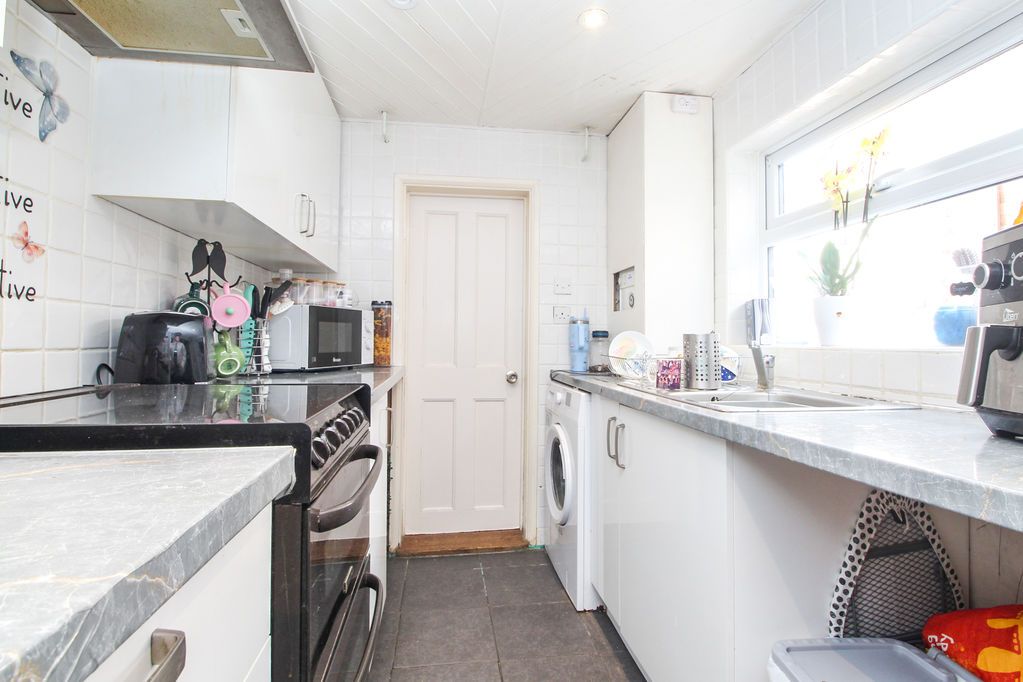 Property photo 3 of 11 Kitchen