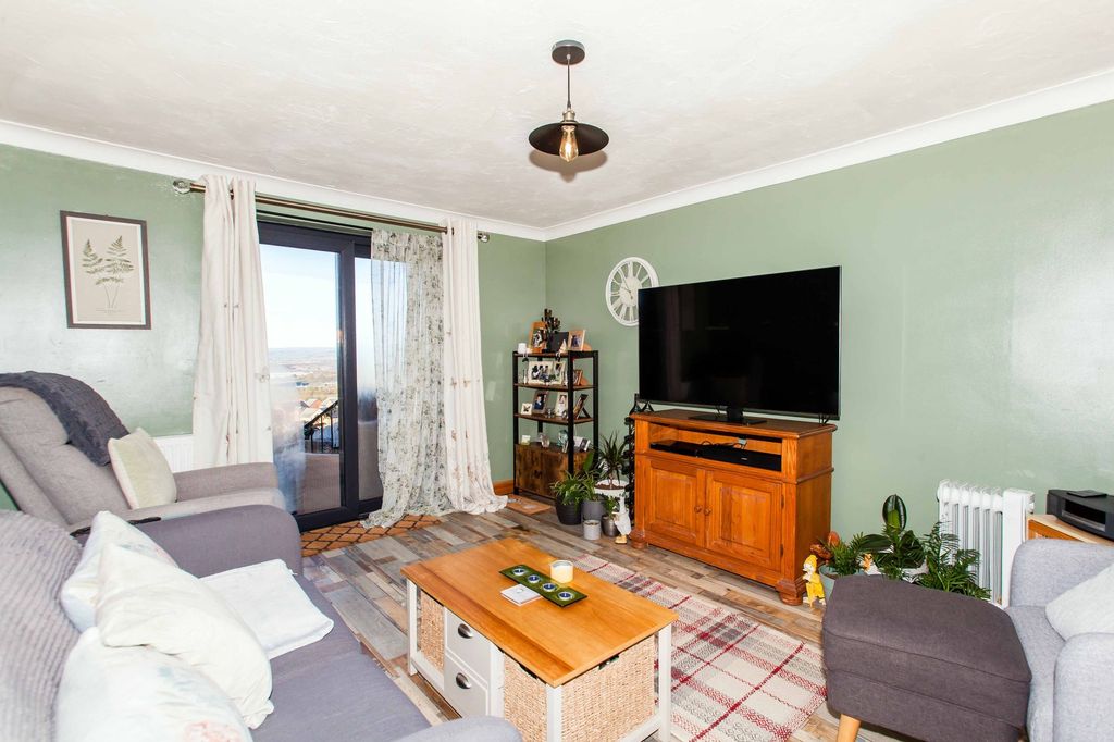 Property photo 2 of 28