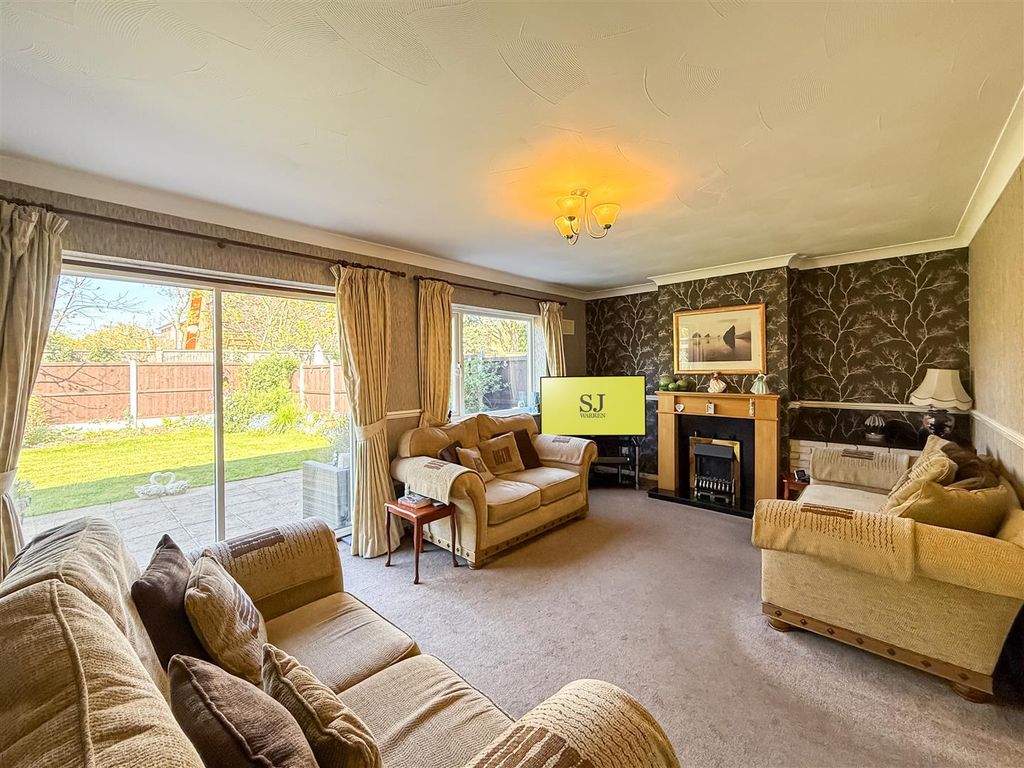 Property photo 3 of 27 Lounge