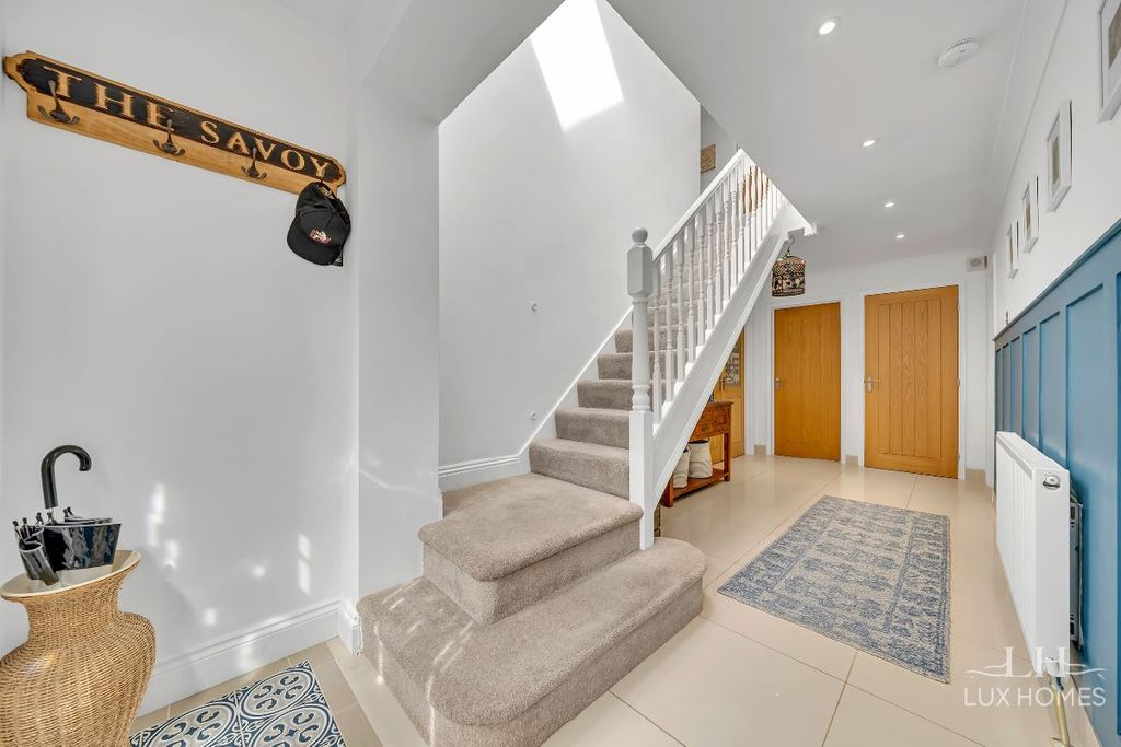 Property photo 2 of 33