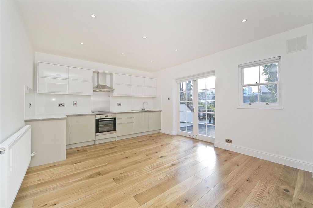 Property photo 2 of 10 Kitchen / Reception