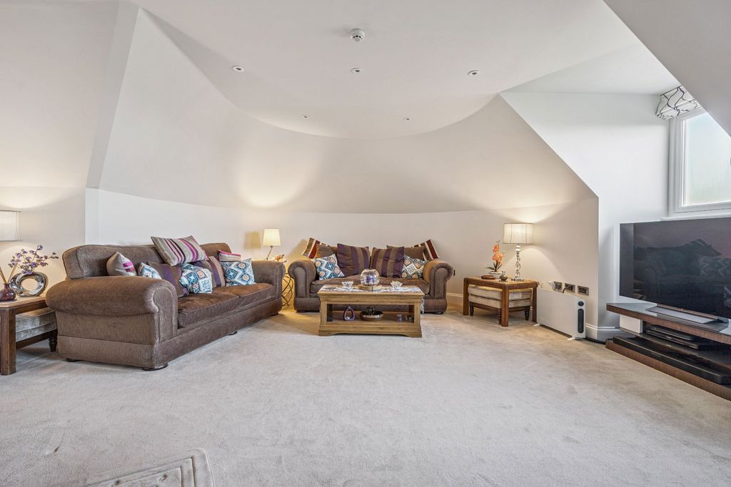 Property photo 2 of 27