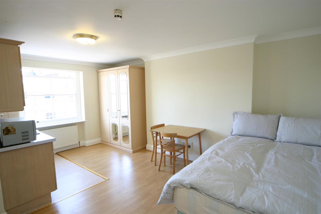 Property photo 2 of 3 Gloucester Place 167 Fl 2 Studio.Jpg