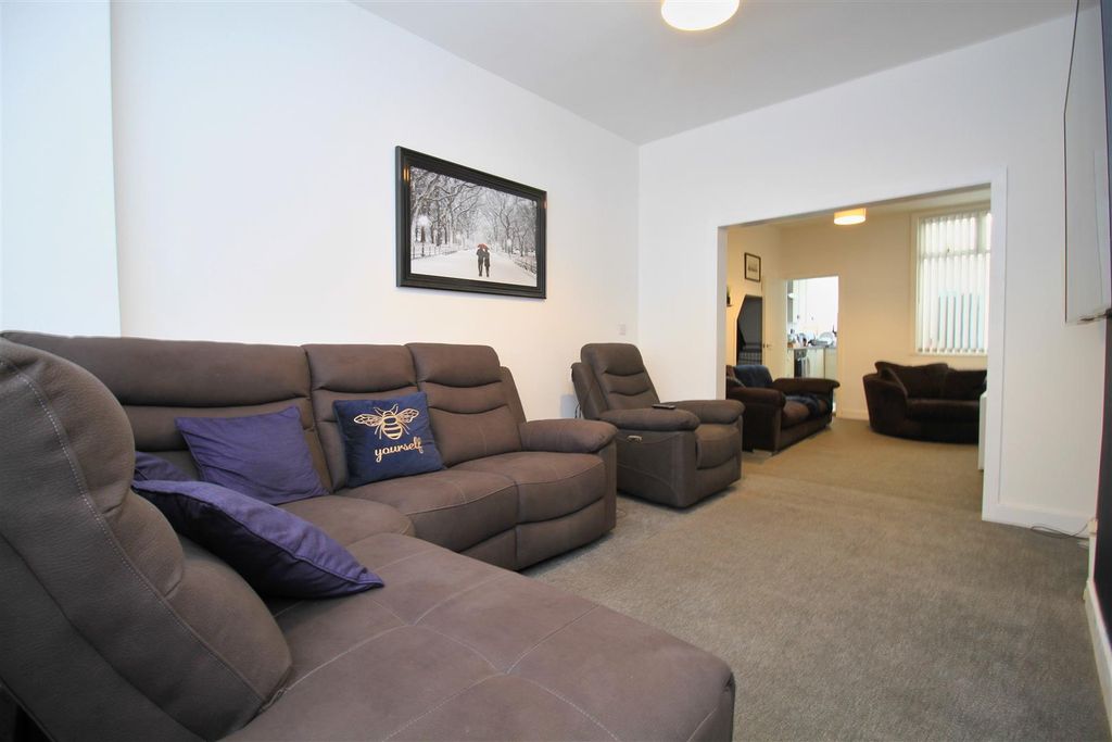 Property photo 3 of 12 Lounge.Jpg