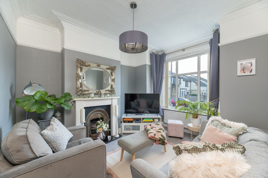 Property photo 2 of 36 Lounge