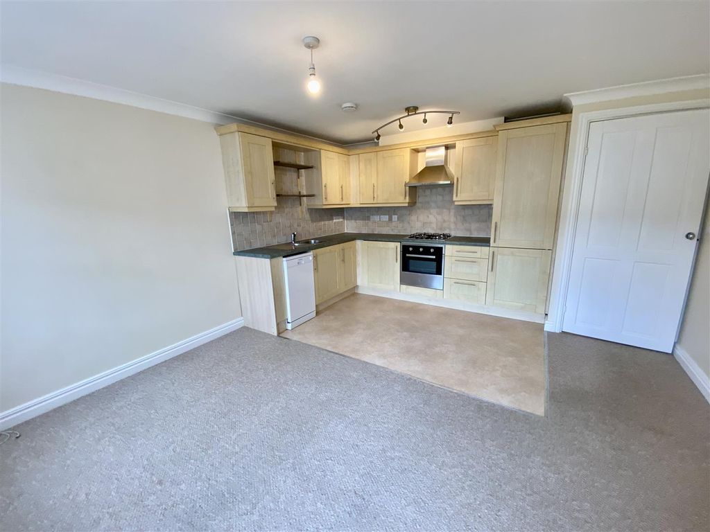 Property photo 1 of 10 Living Room / Kitchen