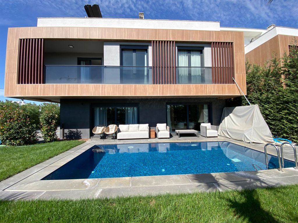 Property photo 1 of 23 Newly Built Ultra-Modern Istanbul Villas For Sale In Silivri - Main View Of The Ultra-Modern Villa