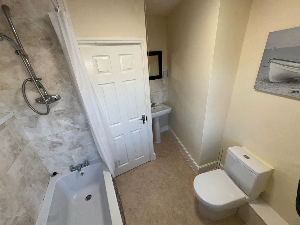 Property photo 2 of 9 Bathroom