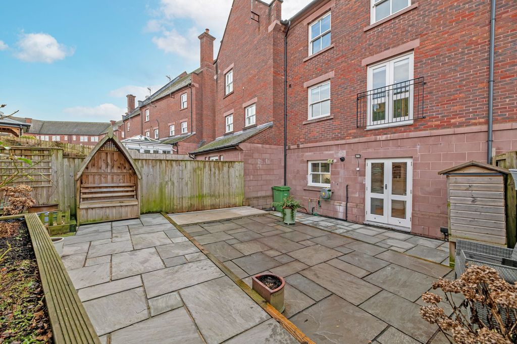 Property photo 3 of 18 Garden