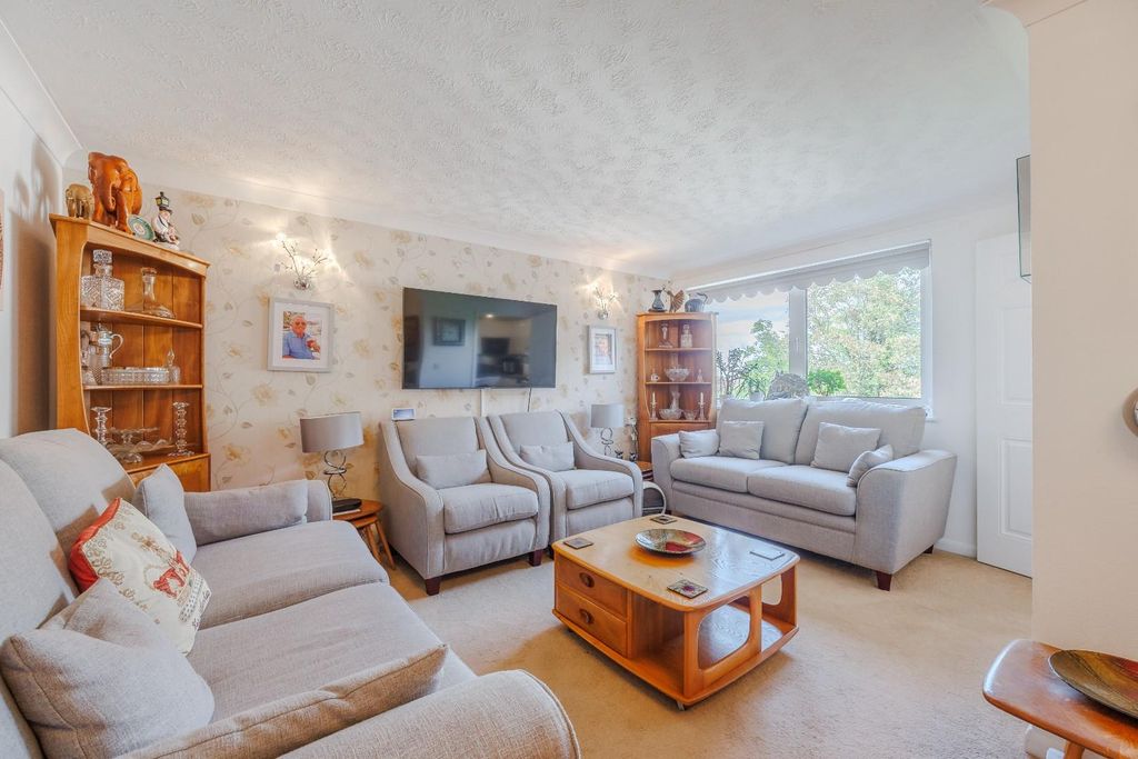 Property photo 3 of 17 Lounge