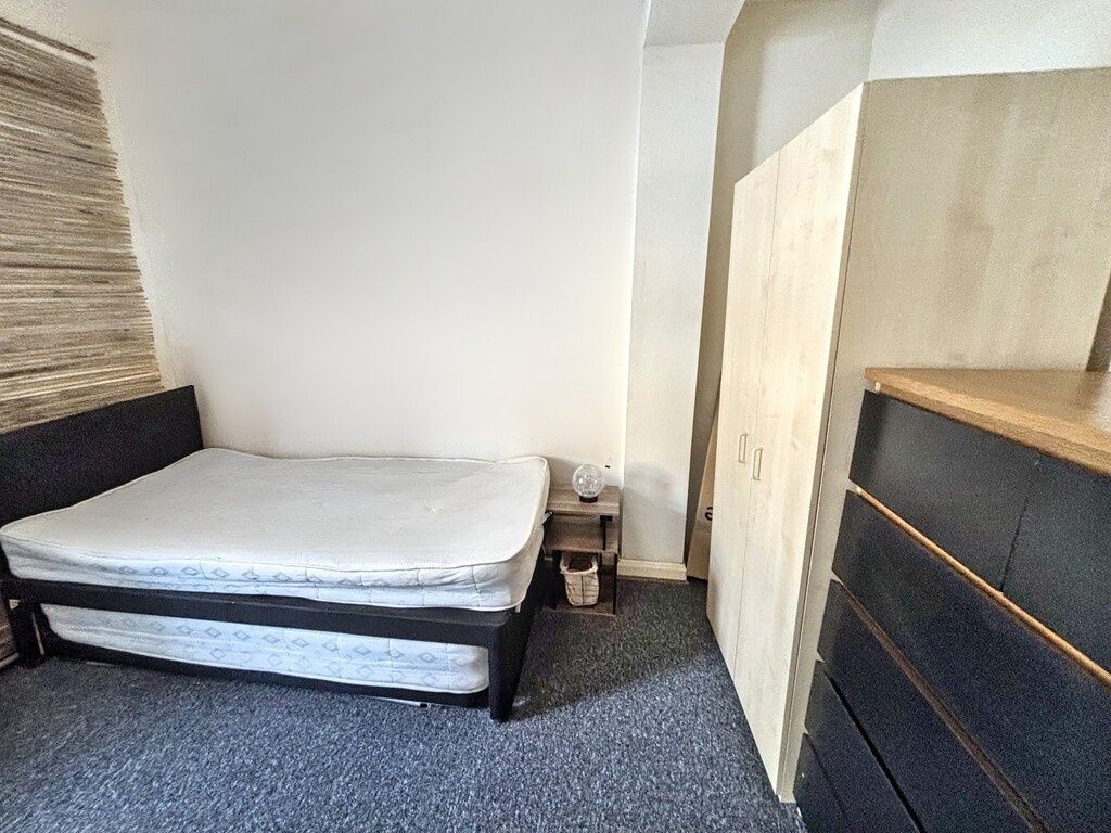 Property photo 3 of 6 Well-Presented Furnished Bedroom With A Comfortabl...