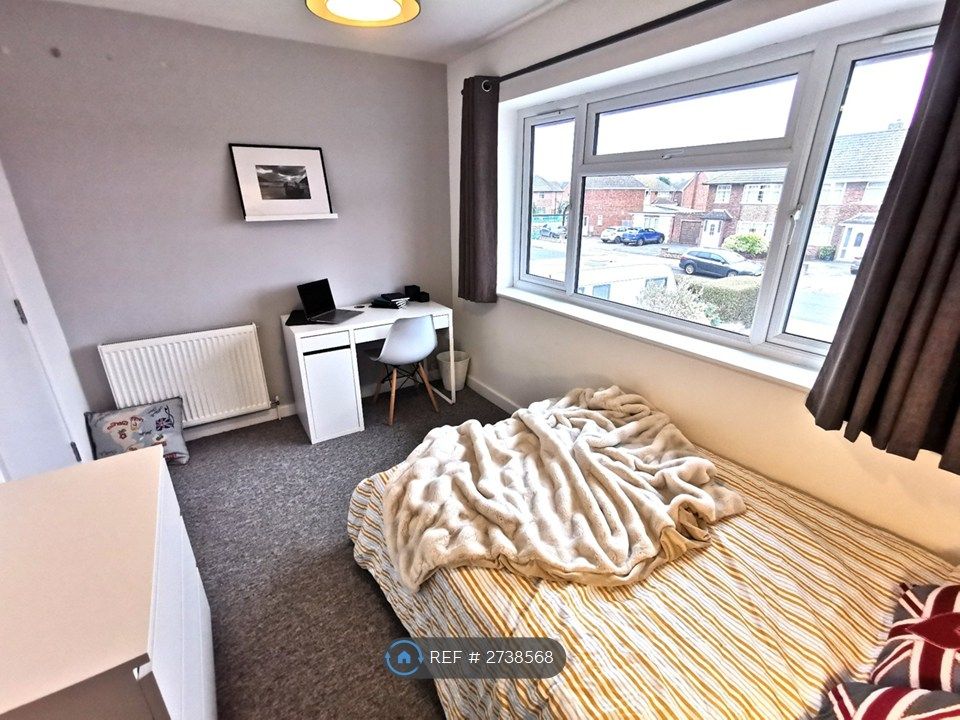 Property photo 2 of 12 Room 4: Double Room (Bathroom Shared With 1 Other)