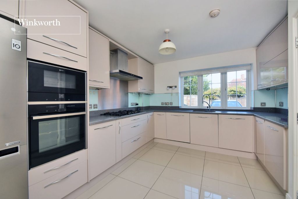 Property photo 2 of 17 Picture No. 12