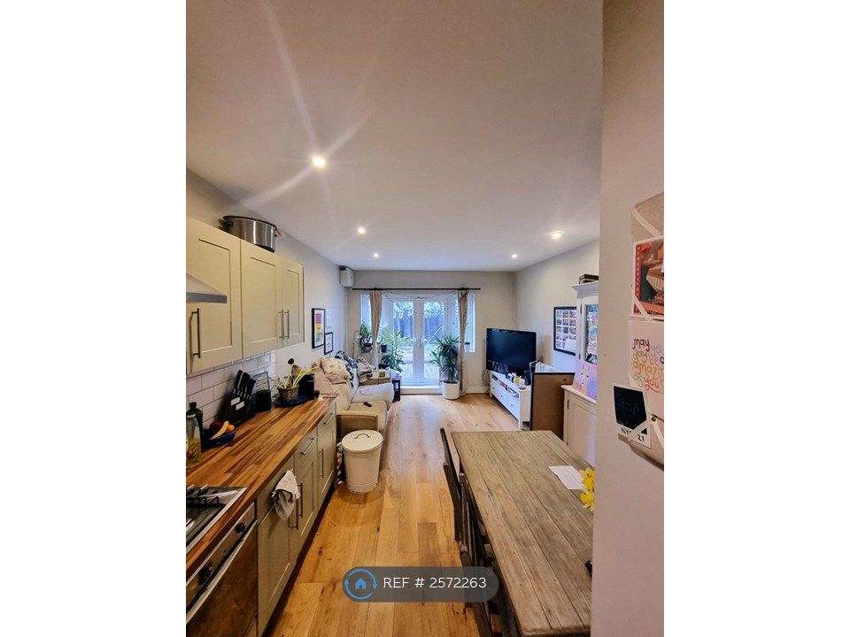 Property photo 2 of 14 Kitchen/Lounge
