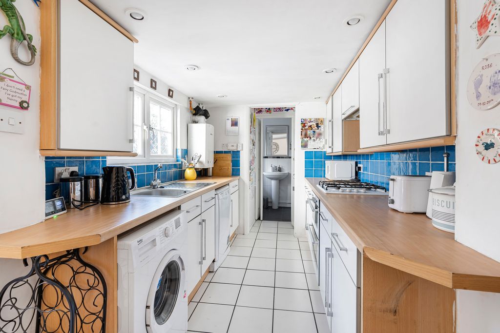 Property photo 3 of 19 Kitchen