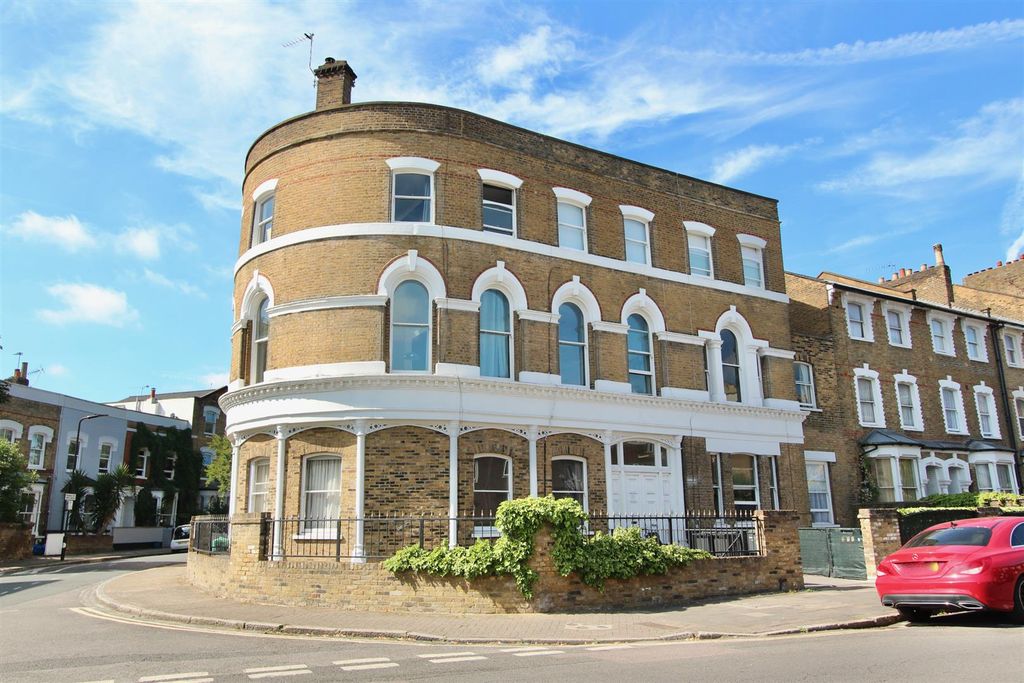 Property photo 2 of 19 Amhurst Road, N16