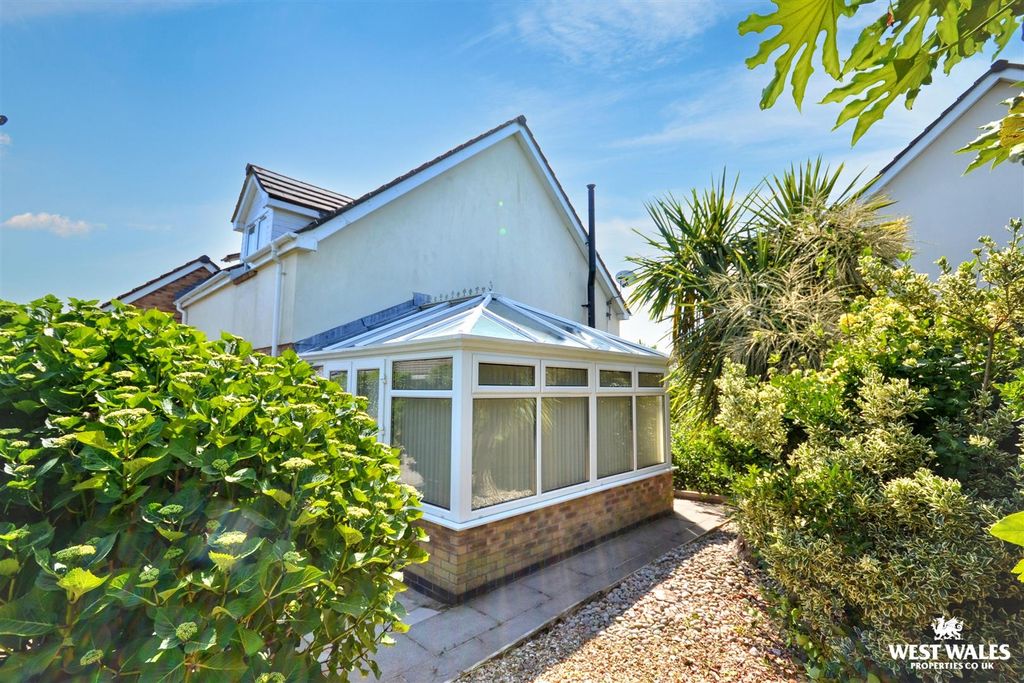 Property photo 3 of 23 Best Outside Conservatory Photo.Jpg
