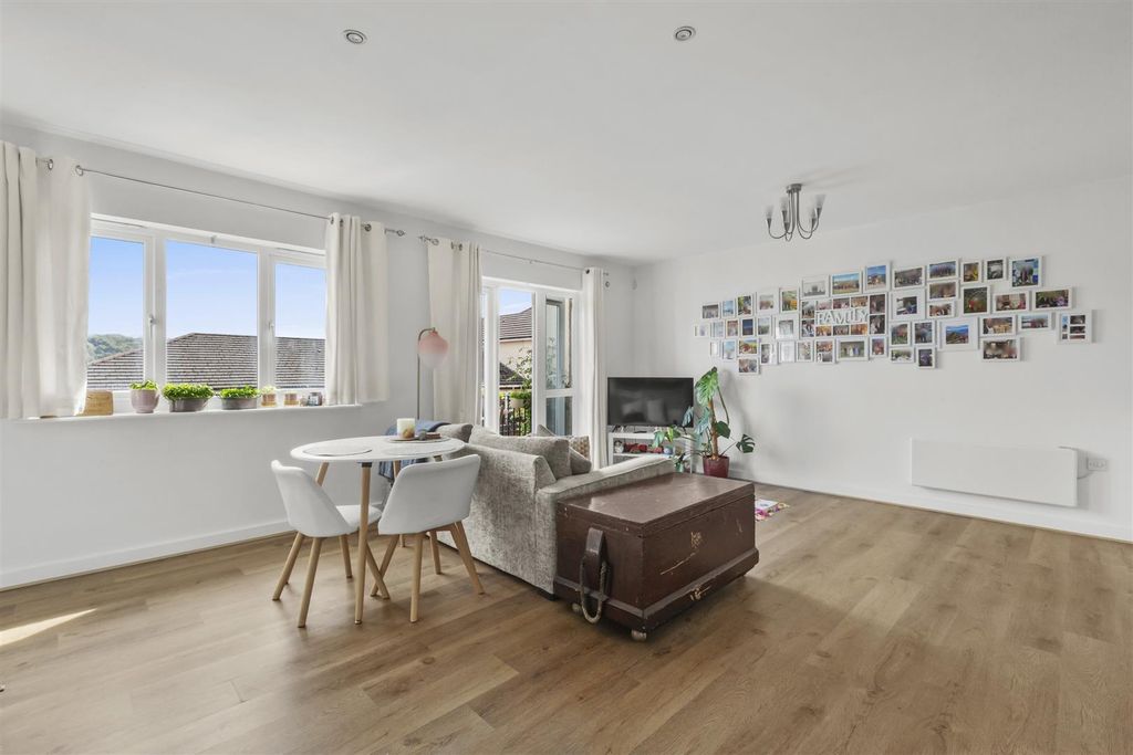 Property photo 3 of 13 Lovegrove House, Ercolani Ave-6.Jpg