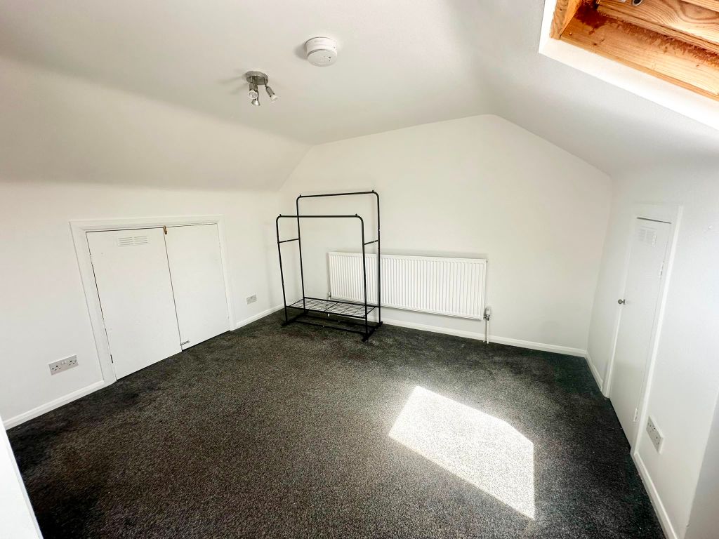 Property photo 2 of 17 Large Loft Room - £995