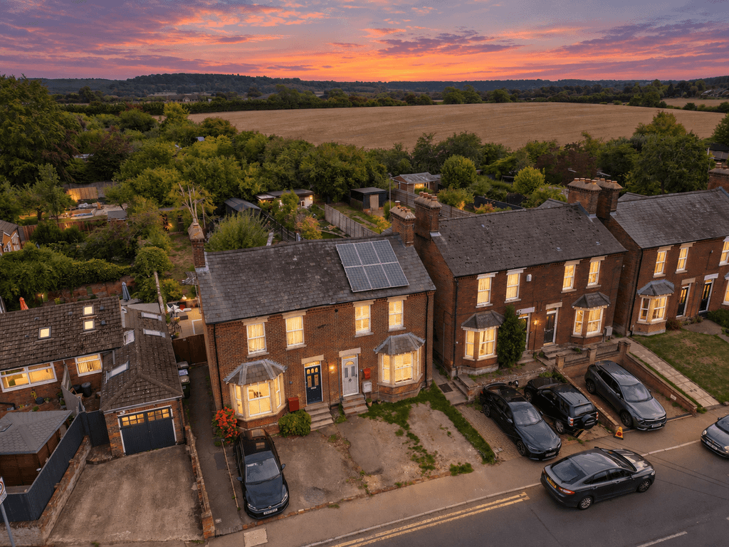 Property photo 1 of 22 Wingrave Road, Tring