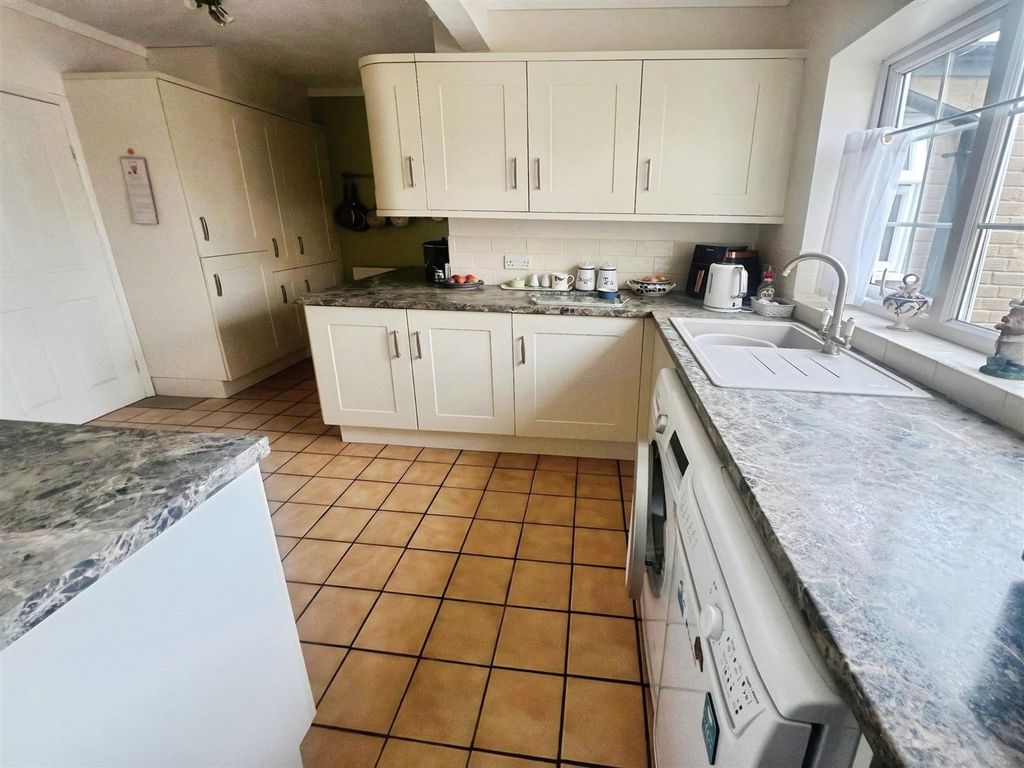 Property photo 3 of 19 Kitchen 2