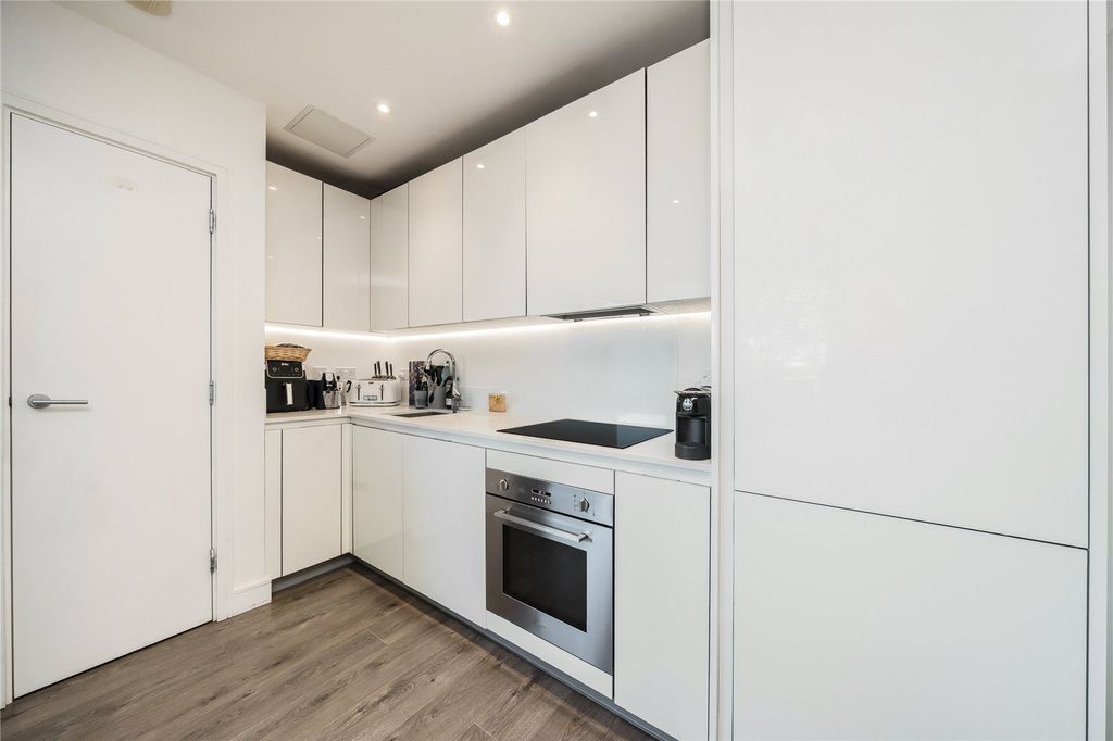 Property photo 2 of 10 Kitchen