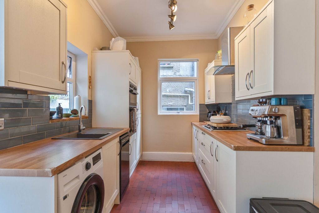 Property photo 3 of 27
