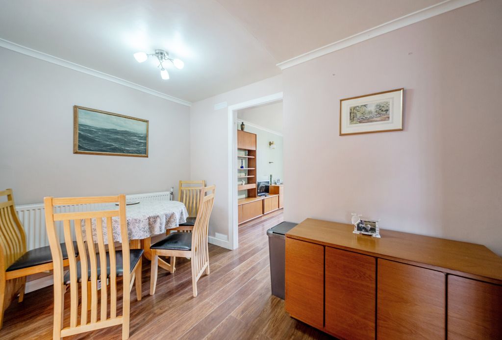 Property photo 3 of 11 1385536-1-692Da25...