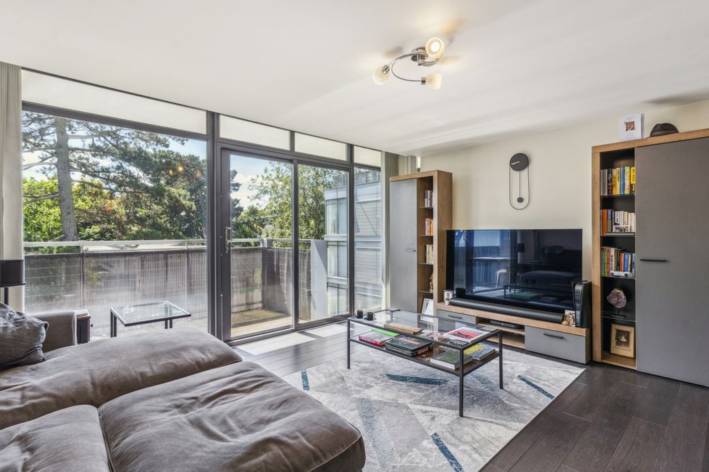 Property photo 3 of 19 Brunel Court