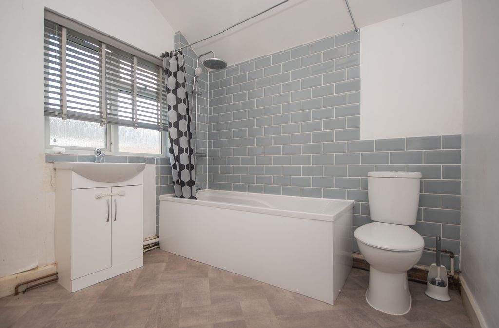 Property photo 2 of 9 Bathroom