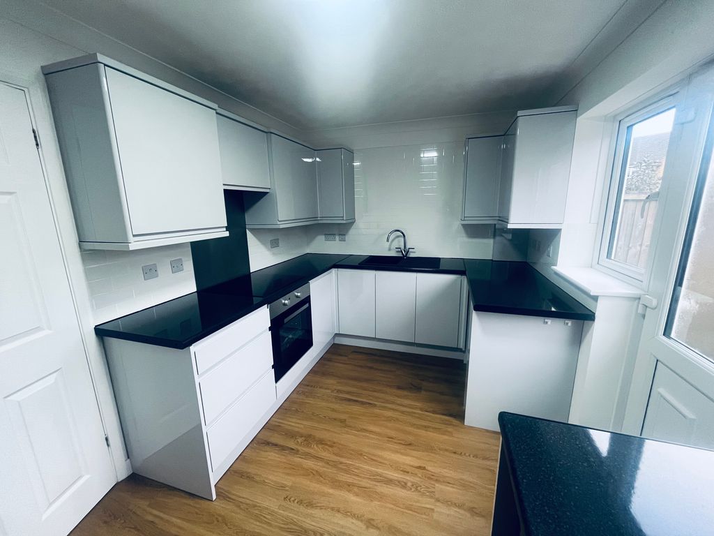 Property photo 2 of 8 Kitchen