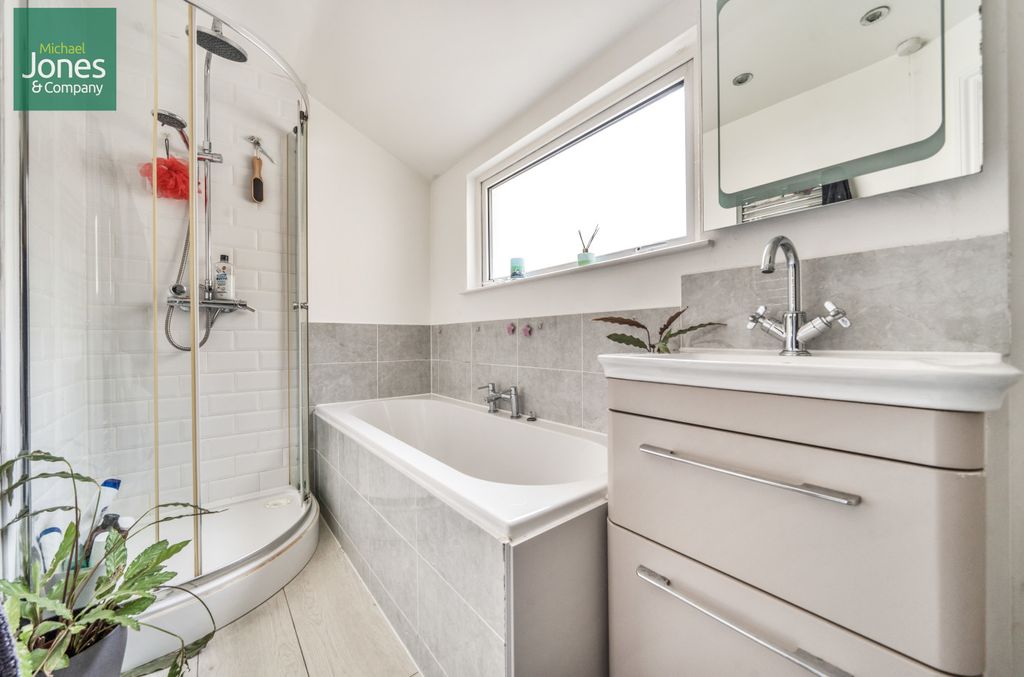 Property photo 3 of 9 Bathroom