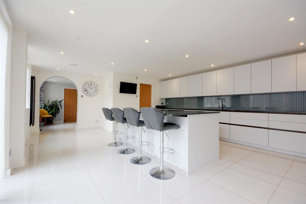 Property photo 3 of 25 Breakfast Kitchen