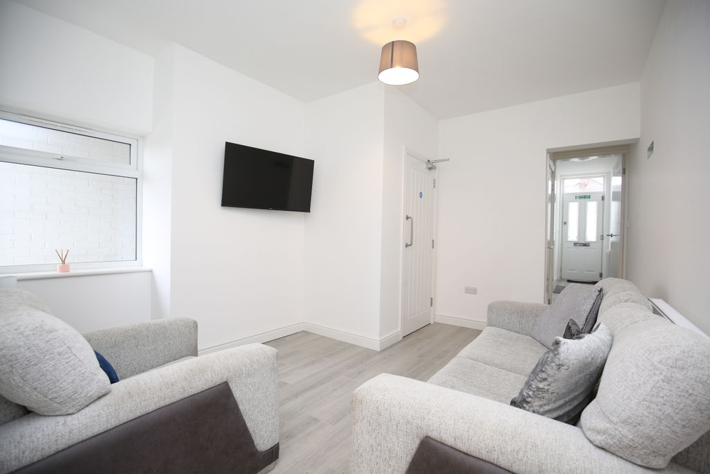 Property photo 2 of 12 4X8A3971