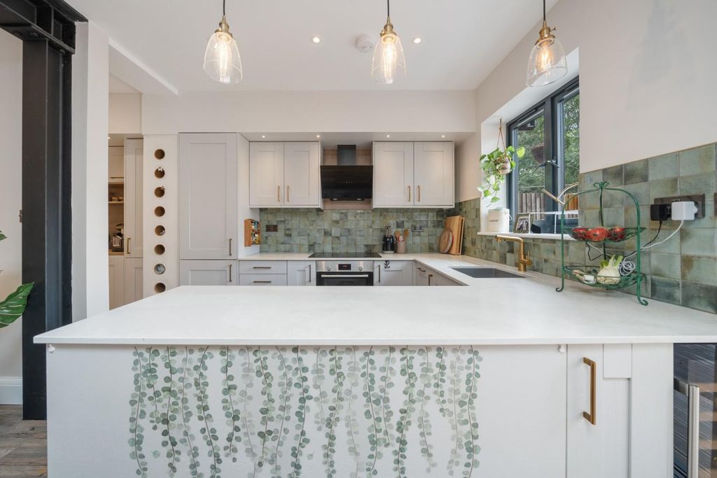 Property photo 3 of 11 Bentworth Road W12 7Ah-9.Jpg