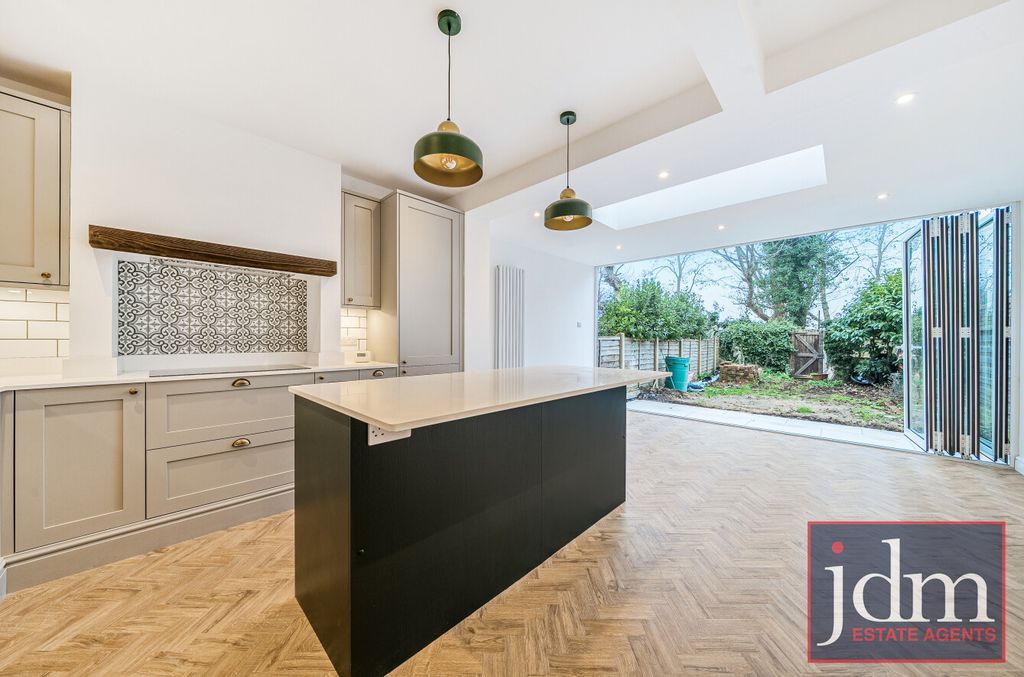 Property photo 2 of 7 Kitchen