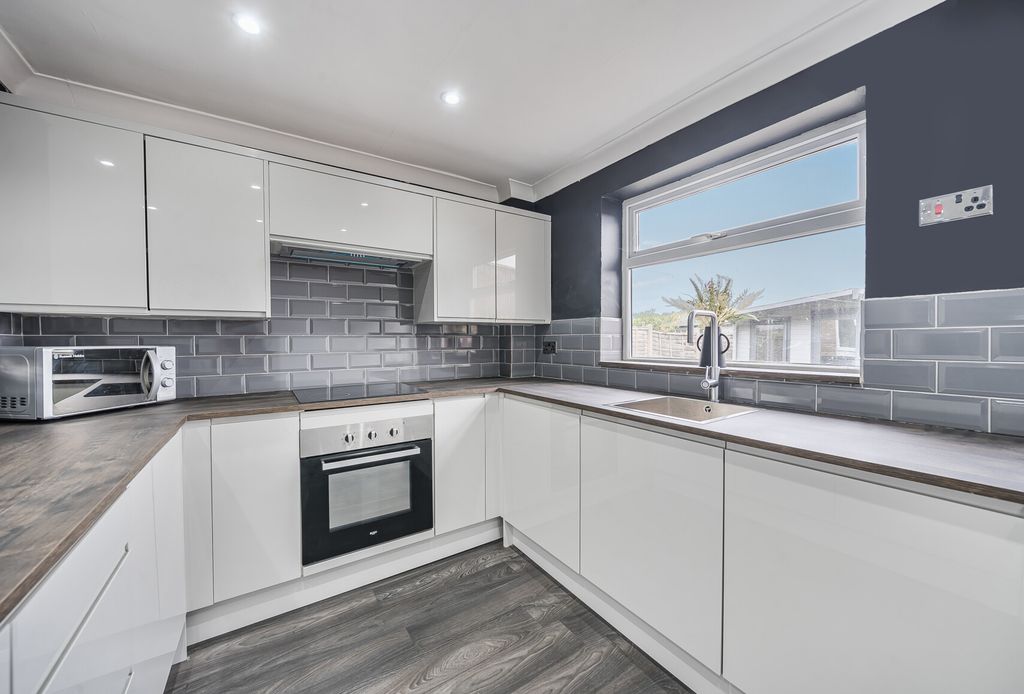 Property photo 3 of 15 1347978-11-68B560...